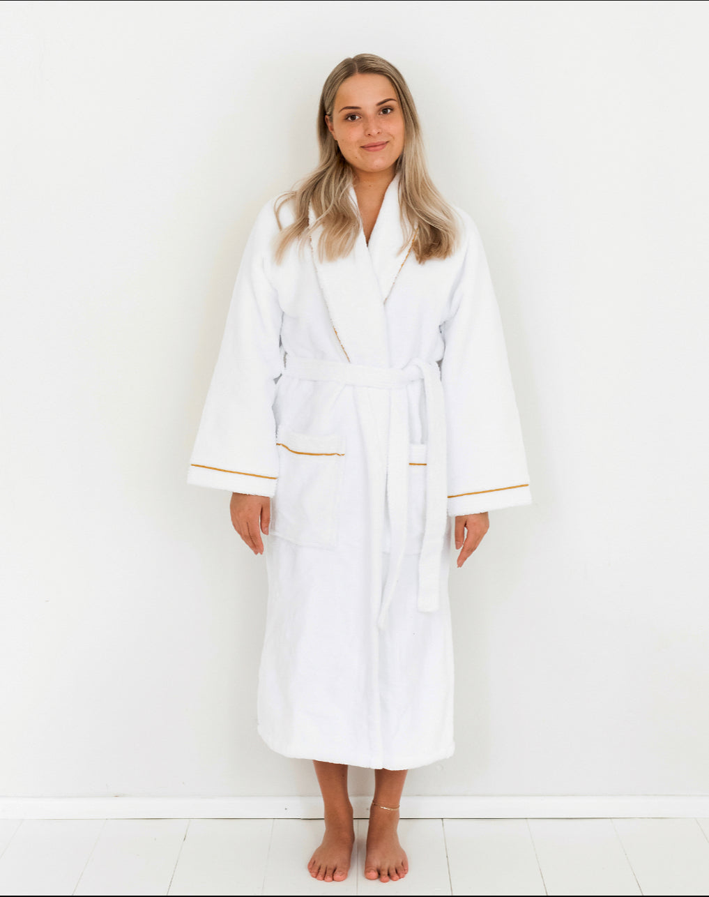 Hotel High-End -kylpytakki No Problem, kultaisella tereellä