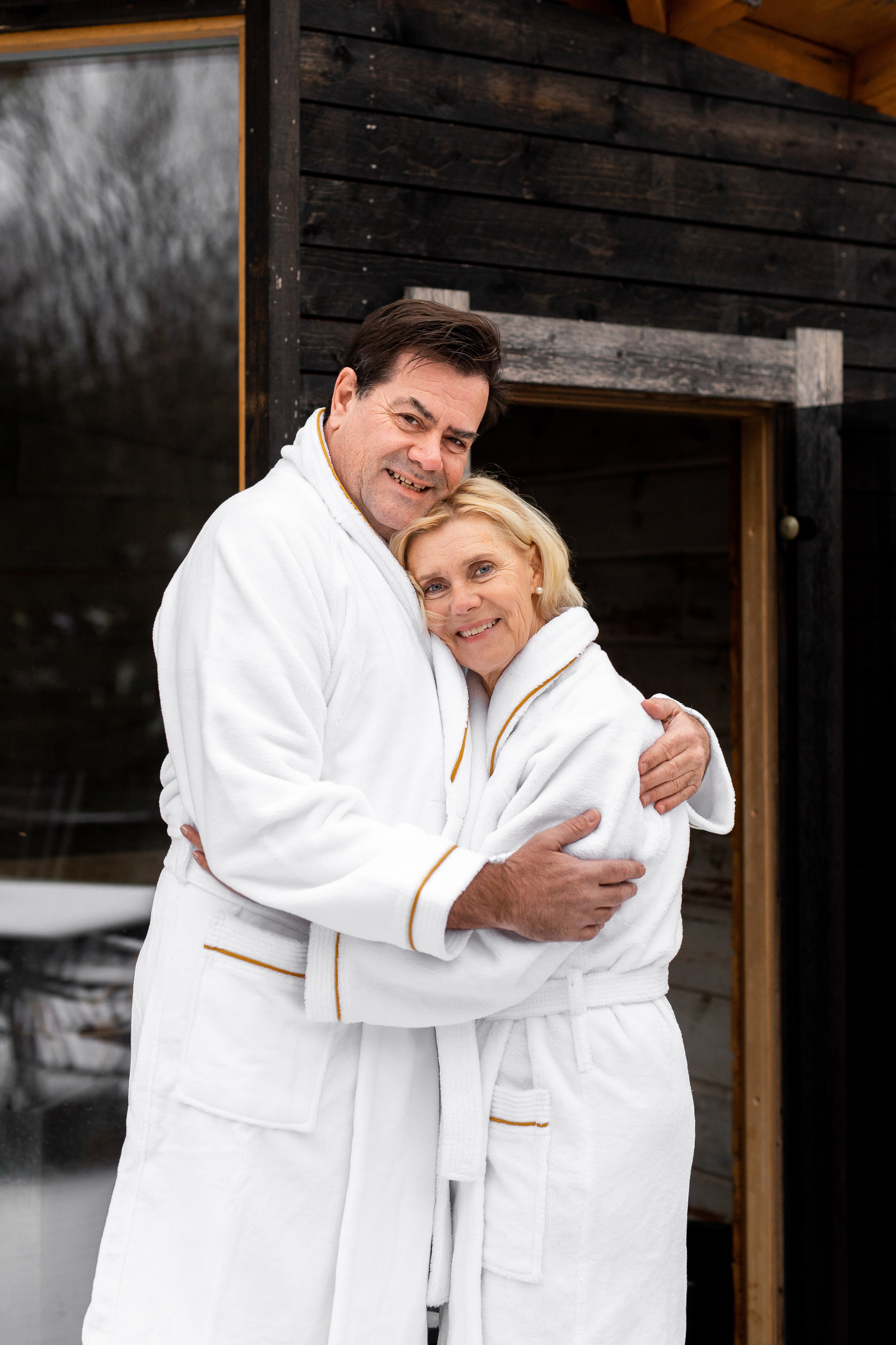 Hotel High-End -kylpytakki No Problem, kultaisella tereellä