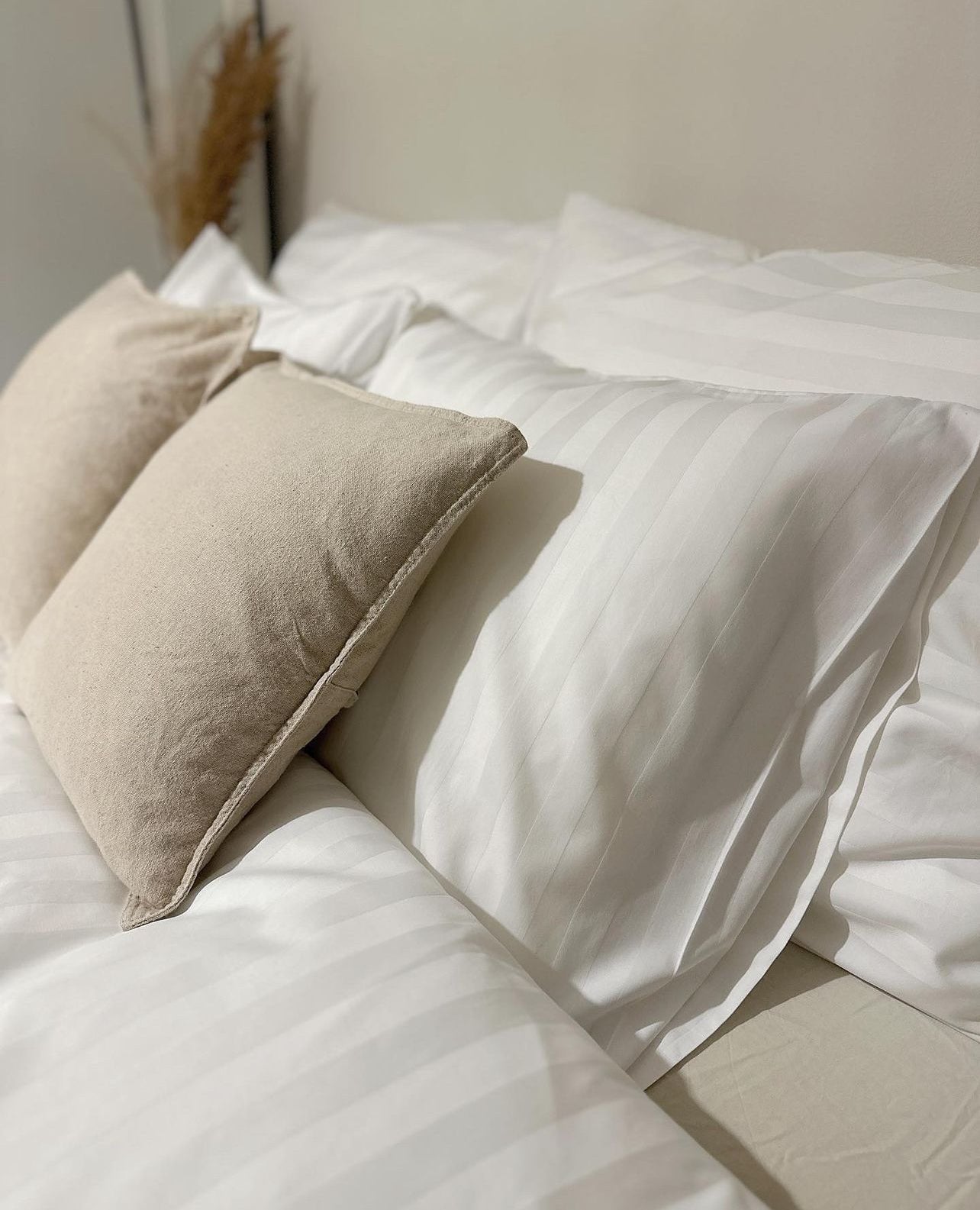 Hotel Lux No Problem satiiniraita tyynyliina