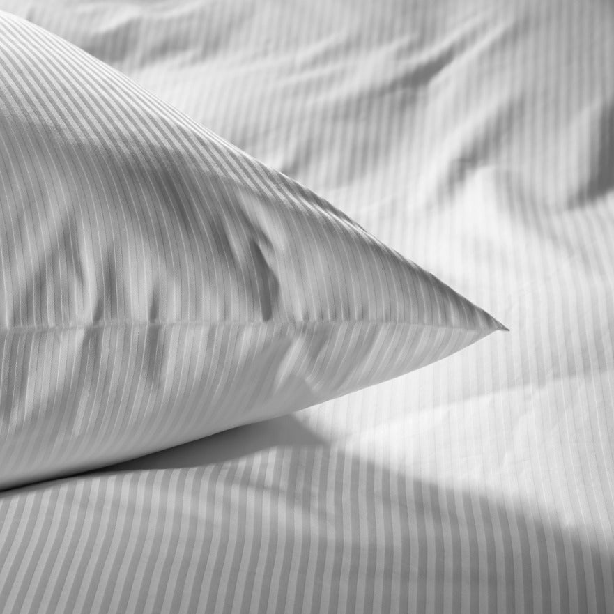 Hotel Verona No Problem satiiniraita tyynyliina