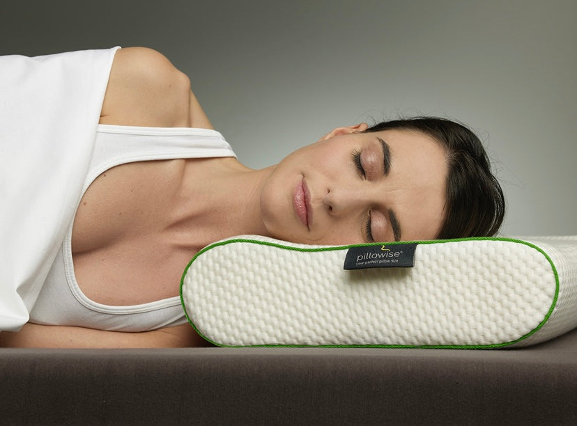 Nainen nukkuu ergonomisella tyynyllä