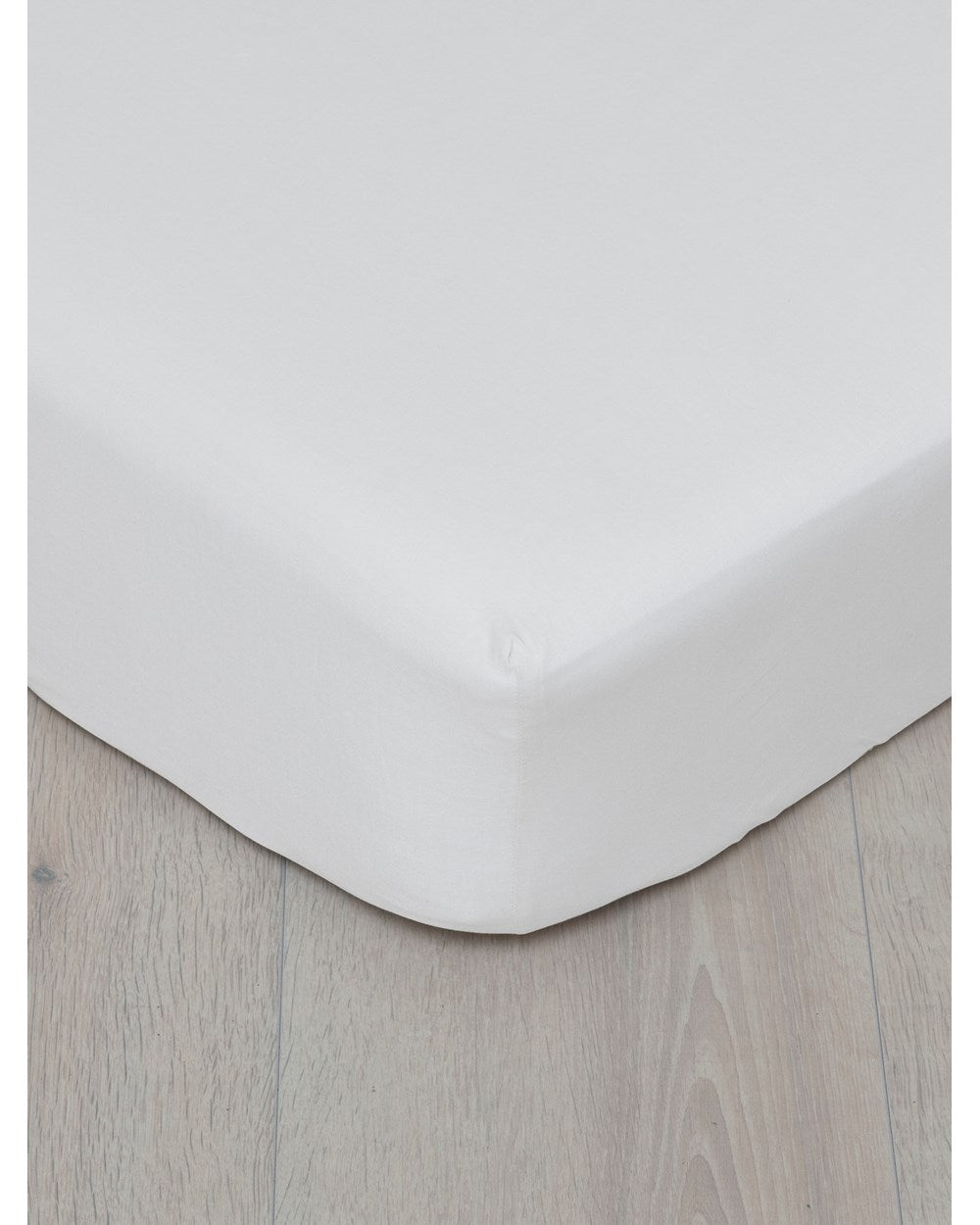 Mikä ero on muotoonommellulla ja tavallisella lakanalla?