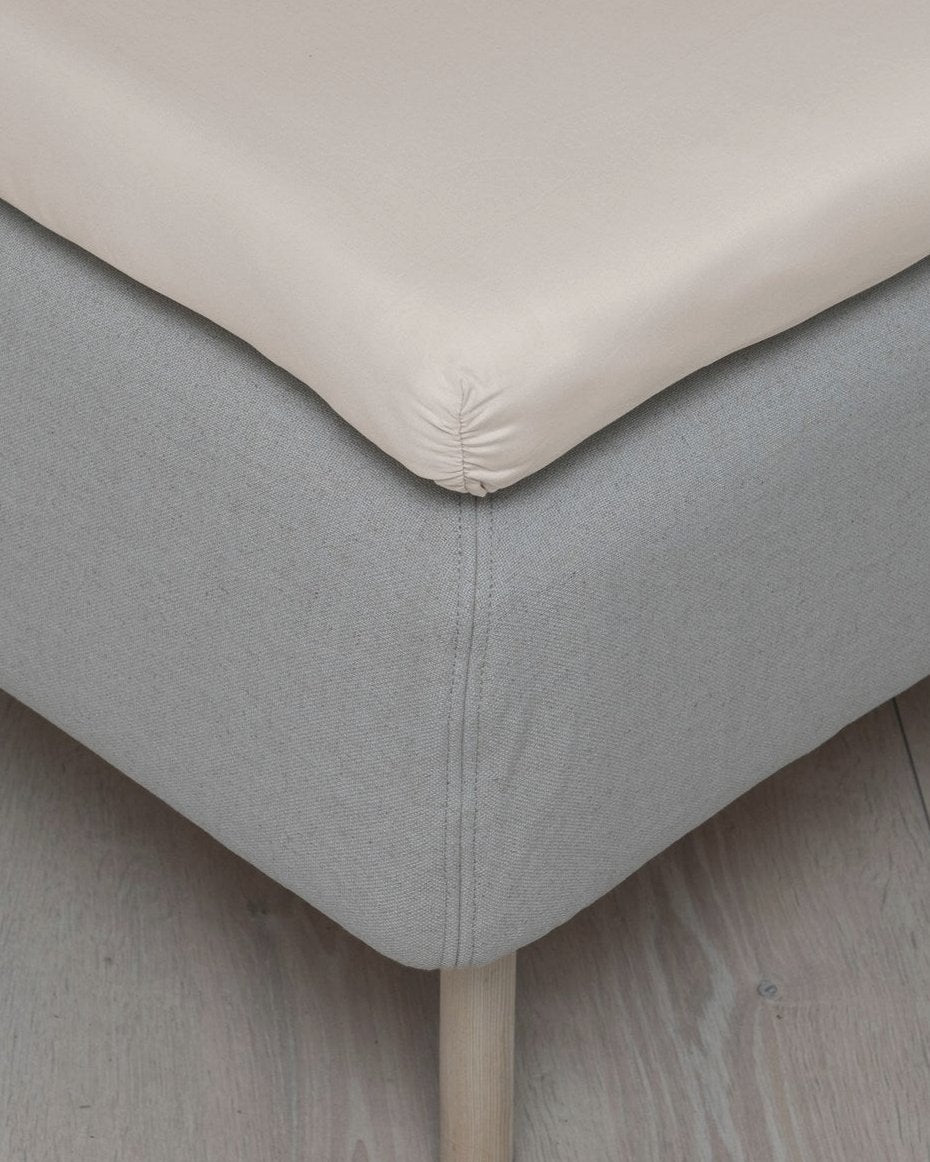 Hoie Fit muotoonommeltu aluslakana Satiini, 6 väriä