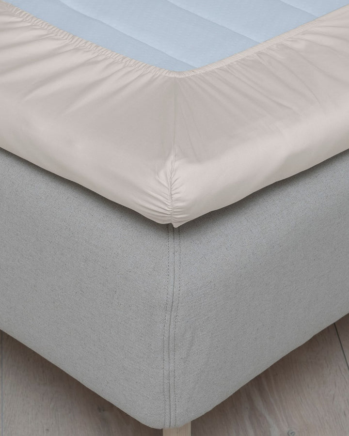 Hoie Fit muotoonommeltu aluslakana Satiini, 6 väriä