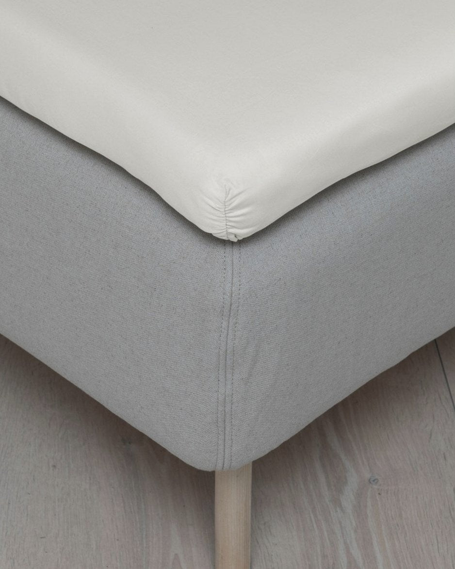 Hoie Fit muotoonommeltu aluslakana Satiini, 6 väriä