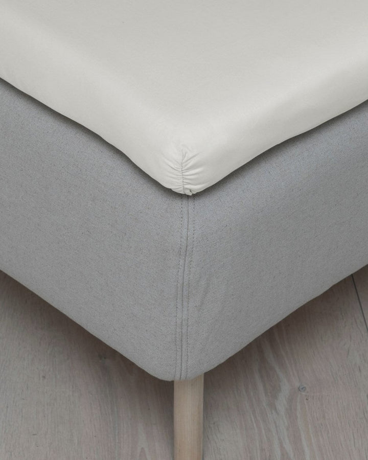 Hoie Fit muotoonommeltu aluslakana Satiini, 6 väriä