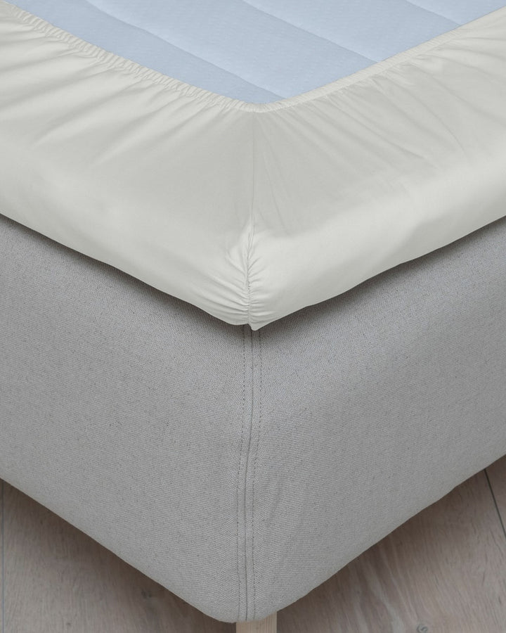 Hoie Fit muotoonommeltu aluslakana Satiini, 6 väriä