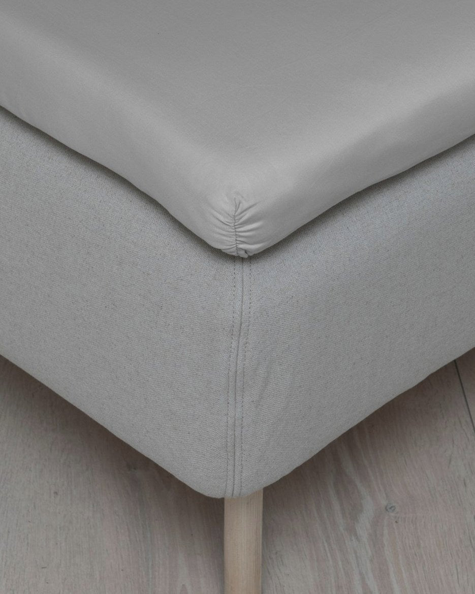 Hoie Fit muotoonommeltu aluslakana Satiini, 6 väriä