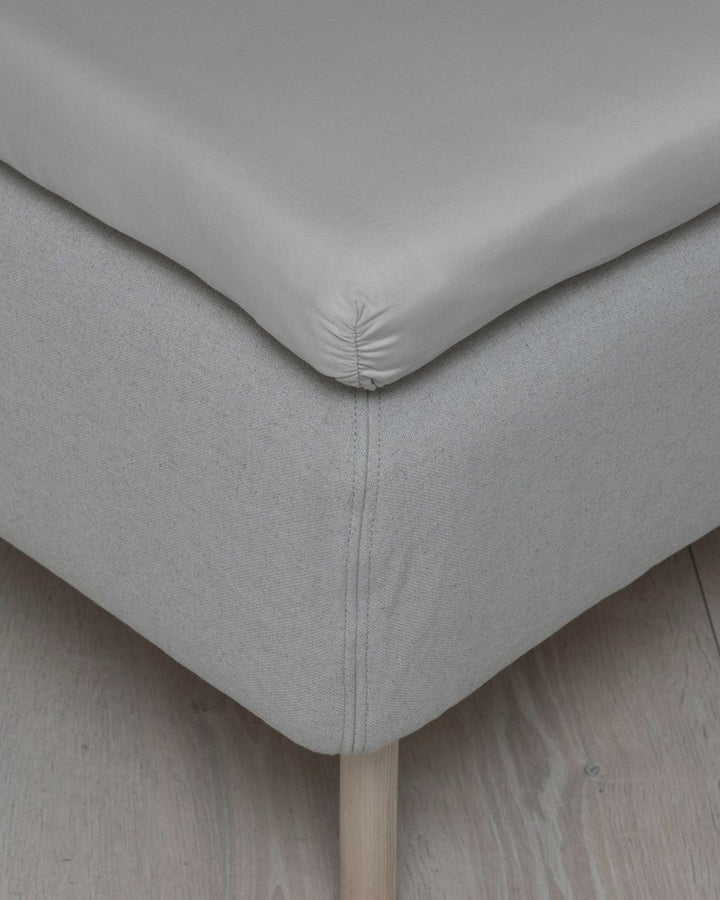 Hoie Fit muotoonommeltu aluslakana Satiini, 6 väriä