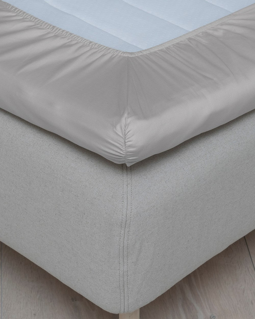 Hoie Fit muotoonommeltu aluslakana Satiini, 6 väriä