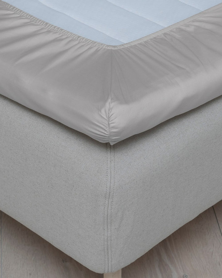 Hoie Fit muotoonommeltu aluslakana Satiini, 6 väriä