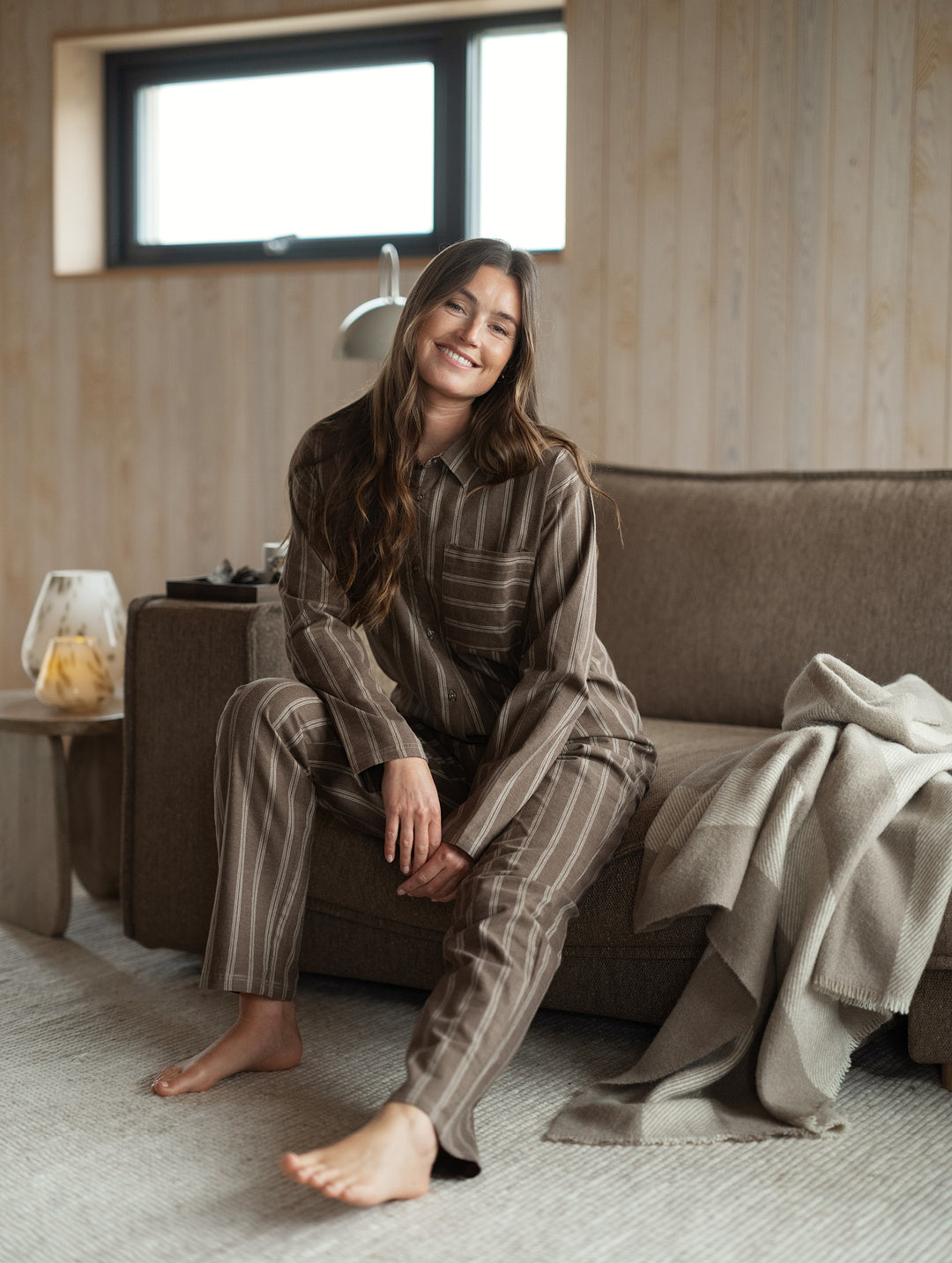 Hoie Nova Pyjamasetti Paita + Housut, Ruskea