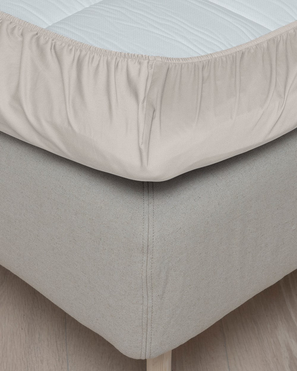 Hoie muotoonommeltu aluslakana Satiini, 5 väriä