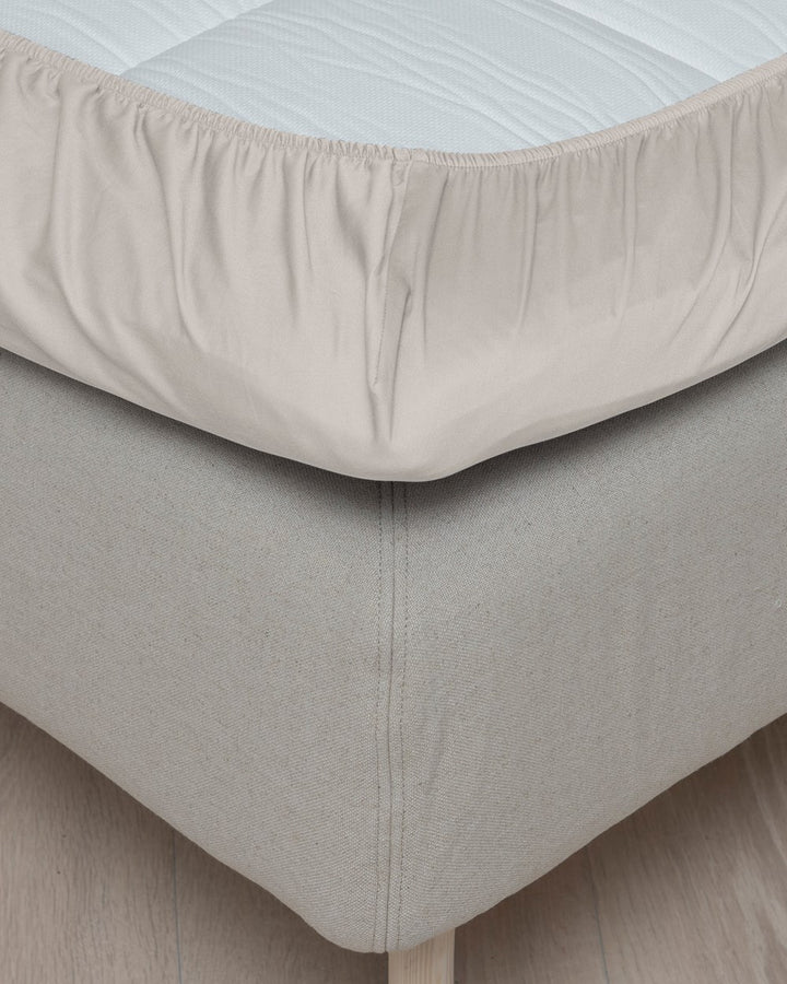 Hoie muotoonommeltu aluslakana Satiini, 5 väriä