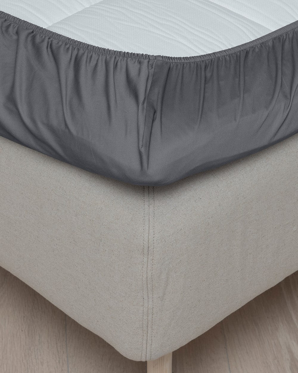 Hoie muotoonommeltu aluslakana Satiini, 5 väriä