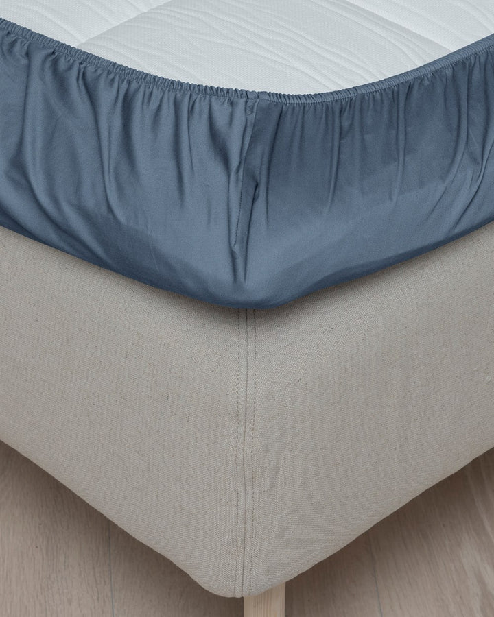 Hoie muotoonommeltu aluslakana Satiini, 5 väriä