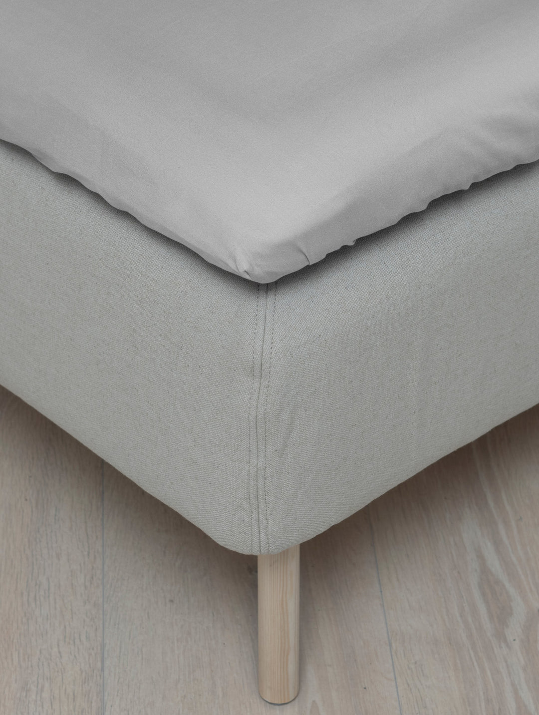 Hoie muotoonommeltu aluslakana Satiini, 5 väriä