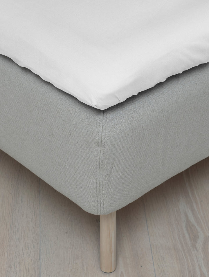 Hoie muotoonommeltu aluslakana Satiini, 5 väriä