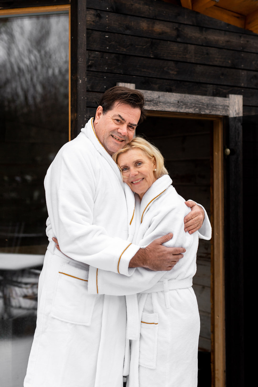 Hotel High-End -kylpytakki No Problem, kultaisella tereellä