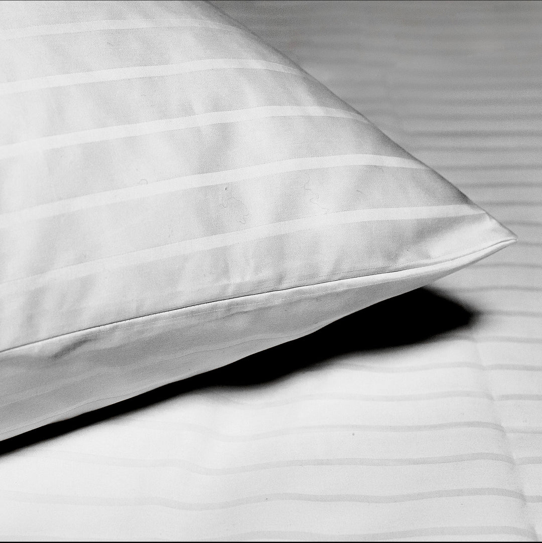 Hotel Innsbruck satiiniraita tyynyliina