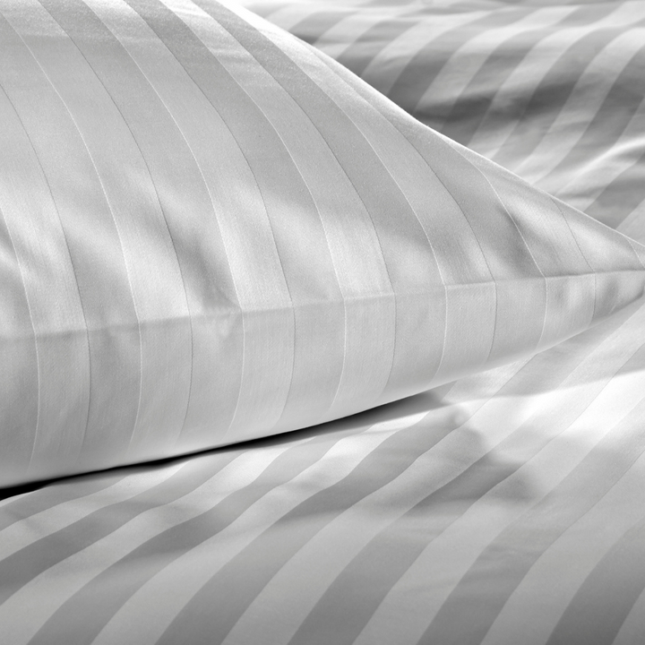 Hotel Lux pussilakana satiiniraita