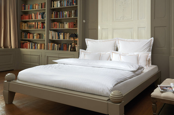 Hotel Innsbruck satiiniraita pussilakana