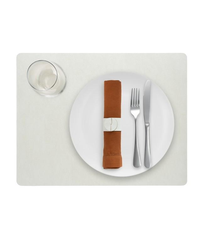 Vit rektangulär Finesse-bordstablett med vit tallrik, bestick och glas sedd ovanifrån