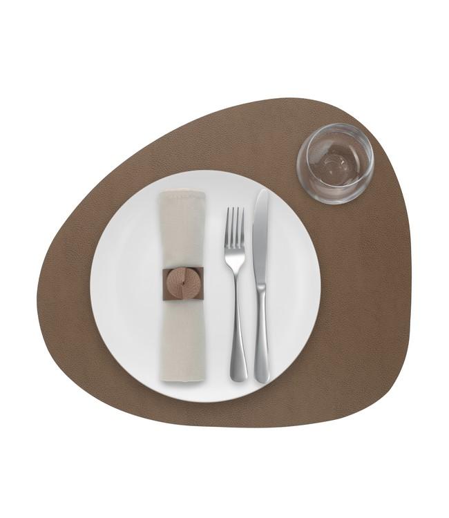 Gråbrun asymmetriskt rundad Finesse-bordstablett med vit tallrik, bestick och glas sedd ovanifrån