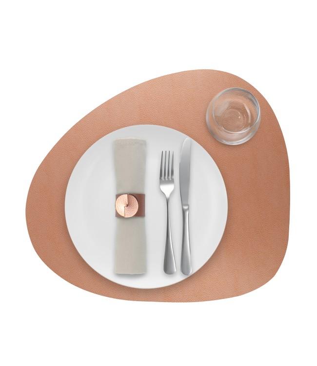 Konjaksbrun asymmetriskt rundad Finesse-bordstablett med vit tallrik, bestick och glas sedd ovanifrån