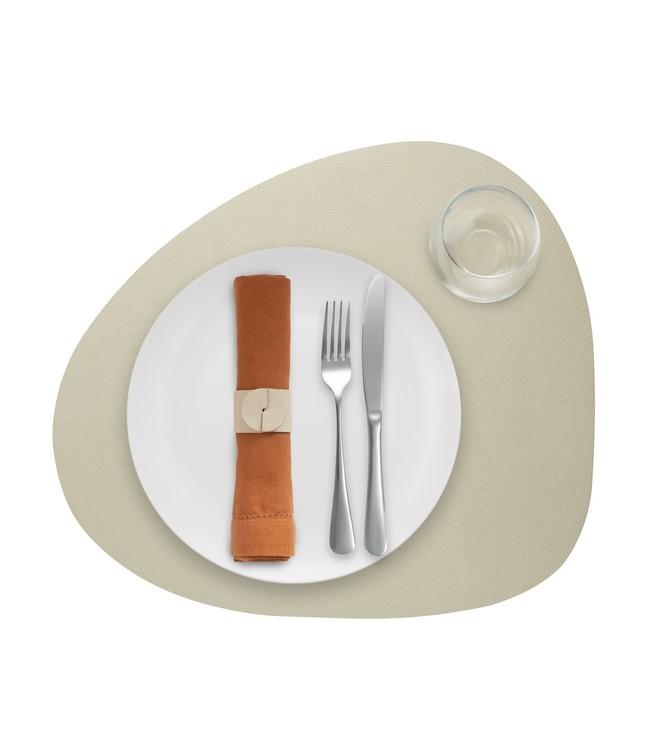 Vit asymmetriskt rundad Finesse-bordstablett med vit tallrik, bestick och glas sedd ovanifrån