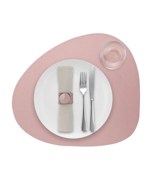 Rosa rundad Finesse-bordstablett med vit tallrik, bestick och glas ovanifrån