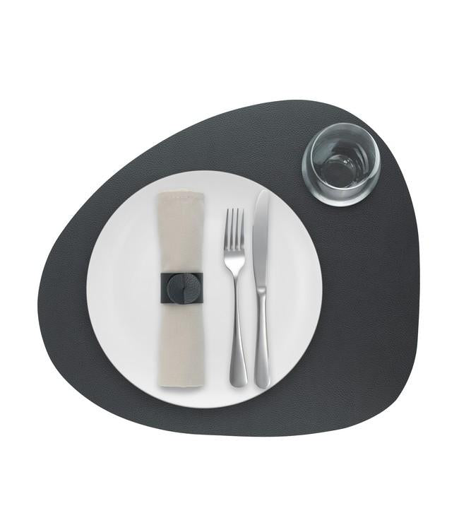 Mörkgrå rundad Finesse-bordstablett med vit tallrik, bestick och glas ovanifrån