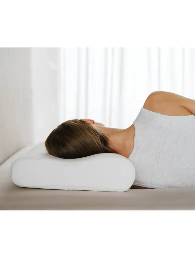 Henkilö kyljellään muotoillun Høie Contour Memoryfoam -tyynyn päällä