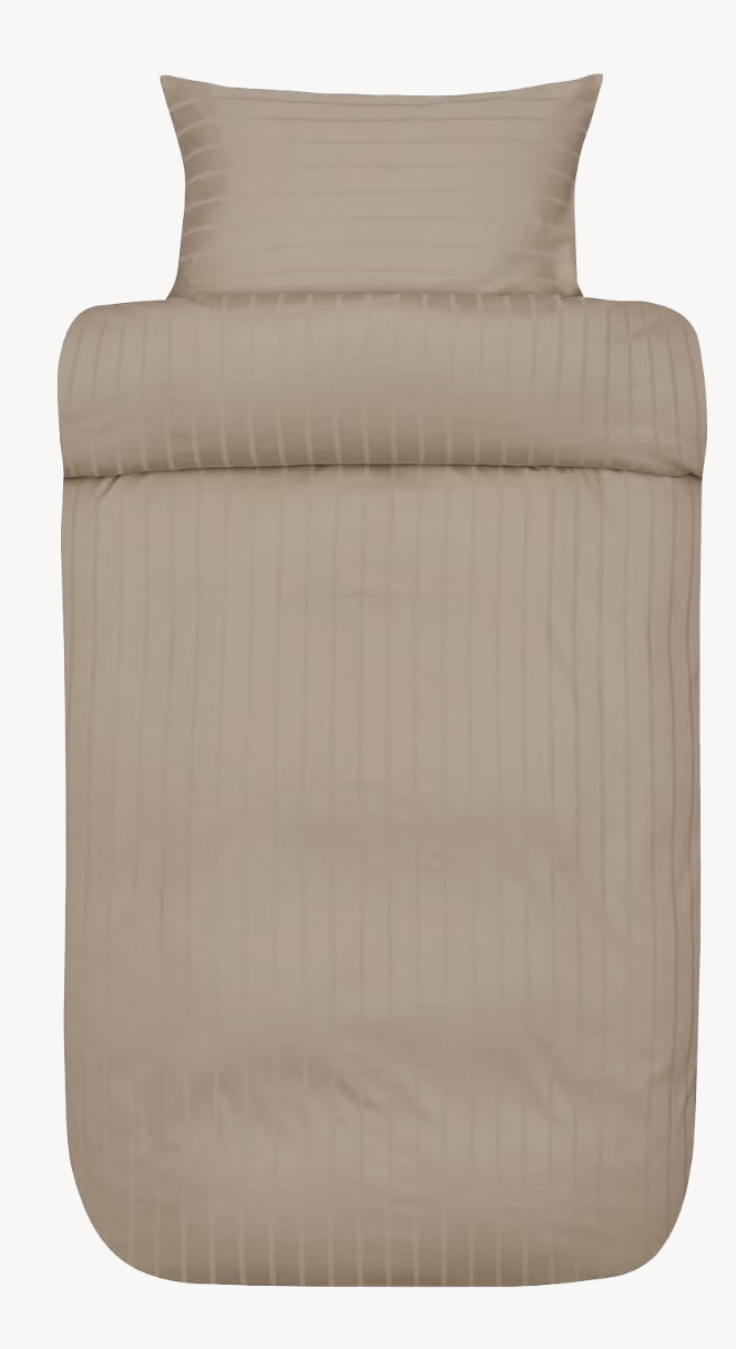 Vaaleanruskea Høie Milano -pussilakanasetti kokonaisena valkoisella taustalla; hillityt samanväriset raidat