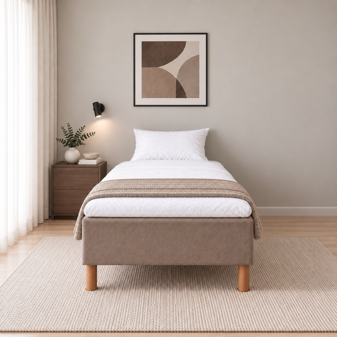 Hotel Basic Pocket runkopatja, No Problem 100x200 cm, Sawana 25 ruskea modernissa makuuhuoneessa suoraan jalkopäästä kuvattuna. Sisustushavainnekuva; petauspatja ja vuodevaatteet eivät sisälly runkopatjaan.