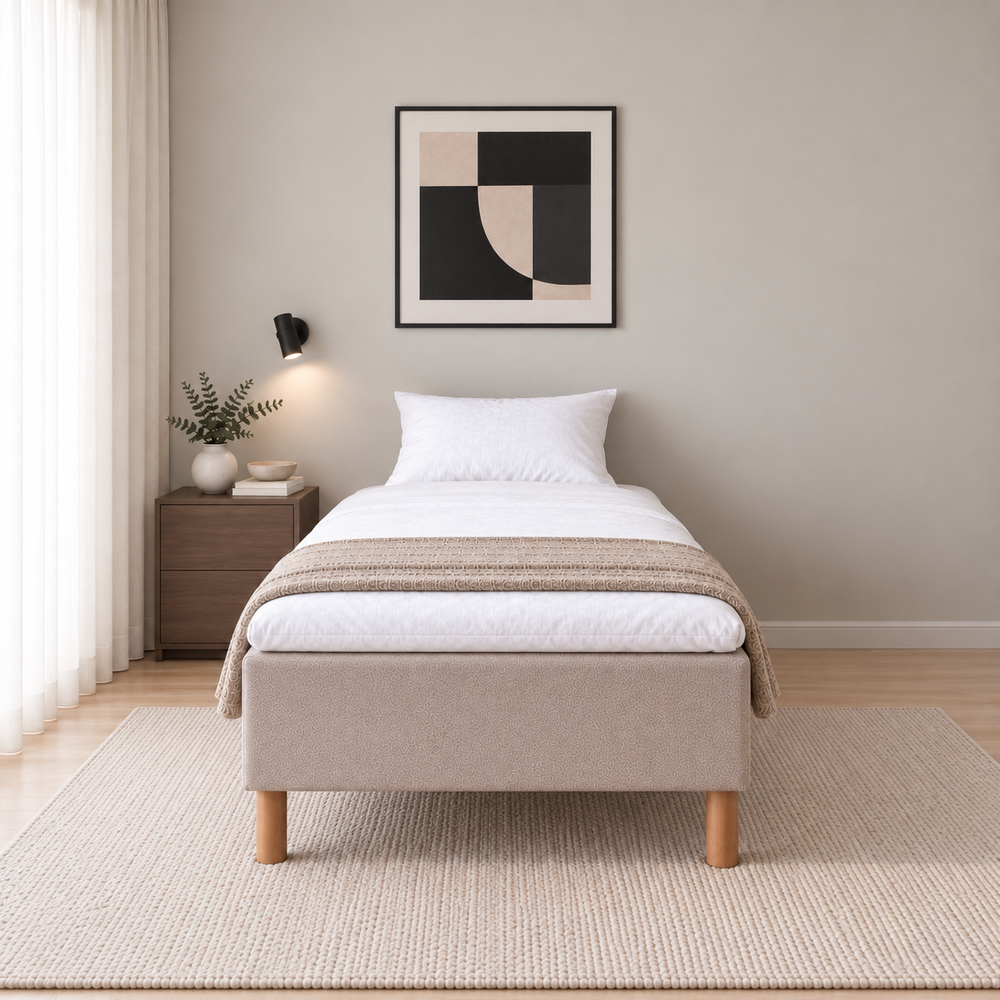 Hotel Basic Pocket runkosänky 100x200 cm, Thomas 03 beige modernissa makuuhuoneessa suoraan jalkopäästä kuvattuna. Sisustushavainnekuva; Hotel Plus -petauspatja sisältyy hintaan, vuodevaatteet eivät.