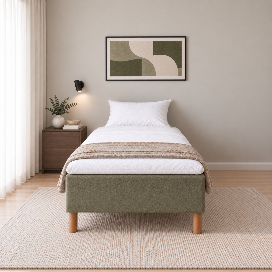 Hotel Basic Pocket runkosänky 100x200 cm, Thomas 20 vihreä modernissa makuuhuoneessa suoraan jalkopäästä kuvattuna. Sisustushavainnekuva; Hotel Plus -petauspatja sisältyy hintaan, vuodevaatteet eivät.