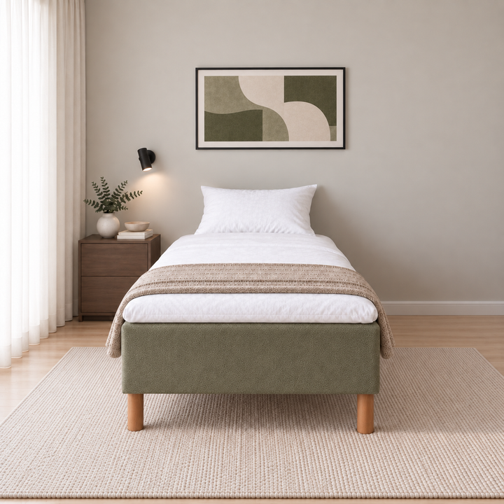 Hotel Basic Pocket runkopatja, No Problem 100x200 cm, Thomas 20 vihreä modernissa makuuhuoneessa suoraan jalkopäästä kuvattuna. Sisustushavainnekuva; petauspatja ja vuodevaatteet eivät sisälly runkopatjaan.
