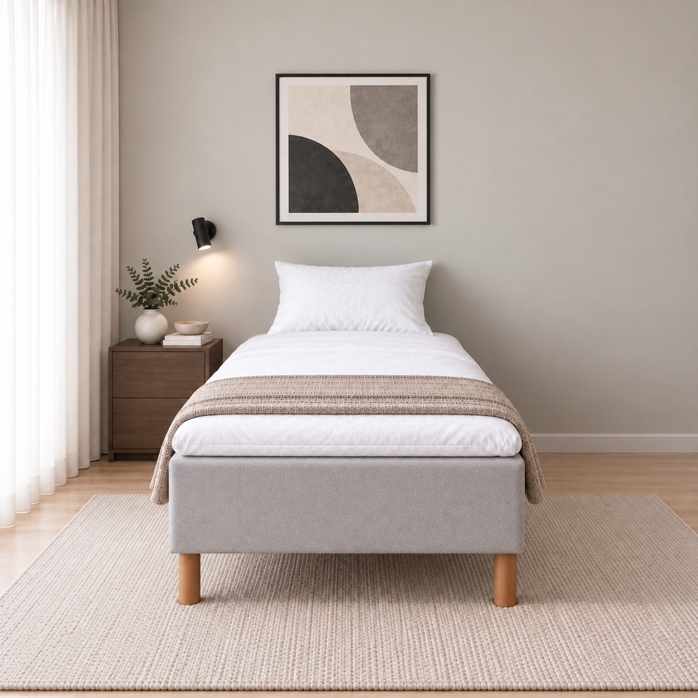 Hotel Basic Pocket runkosänky 100x200 cm, Vogue 14 vaaleanharmaa modernissa makuuhuoneessa suoraan jalkopäästä kuvattuna. Sisustushavainnekuva; Hotel Plus -petauspatja sisältyy hintaan, vuodevaatteet eivät.