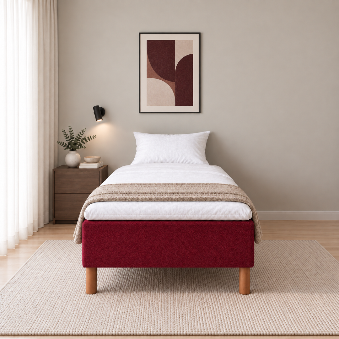 Hotel Basic Pocket runkosänky 100x200 cm, Vogue 7 punainen modernissa makuuhuoneessa suoraan jalkopäästä kuvattuna. Sisustushavainnekuva; Hotel Plus -petauspatja sisältyy hintaan, vuodevaatteet eivät.