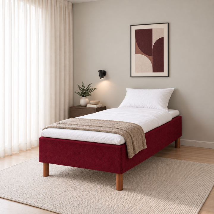 Hotel Basic Pocket runkosänky 100x200 cm, Vogue 7 punainen modernissa makuuhuoneessa viistosti jalkopäästä kuvattuna. Sisustushavainnekuva; Hotel Plus -petauspatja sisältyy hintaan, vuodevaatteet eivät.