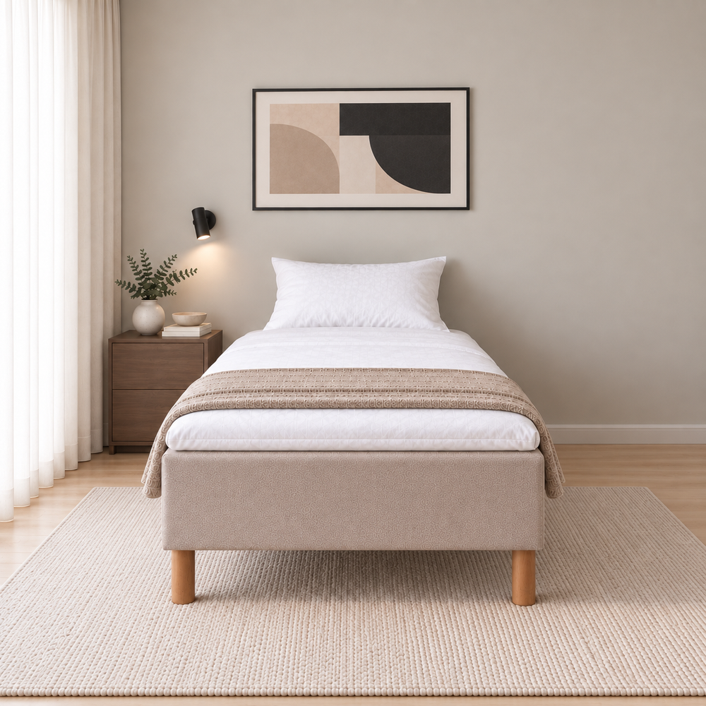 Hotel Basic Pocket runkosänky 120x200 cm, Thomas 03 beige modernissa makuuhuoneessa suoraan jalkopäästä kuvattuna. Sisustushavainnekuva; Hotel Plus -petauspatja sisältyy hintaan, vuodevaatteet eivät.