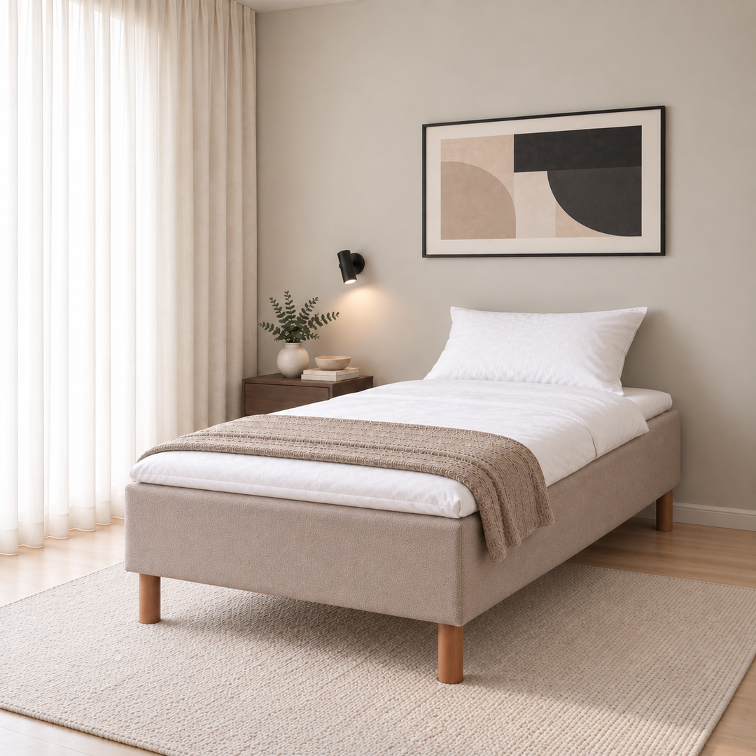 Hotel Basic Pocket runkopatja, No Problem 120x200 cm, Thomas 03 beige modernissa makuuhuoneessa viistosti jalkopäästä kuvattuna. Sisustushavainnekuva; petauspatja ja vuodevaatteet eivät sisälly runkopatjaan.
