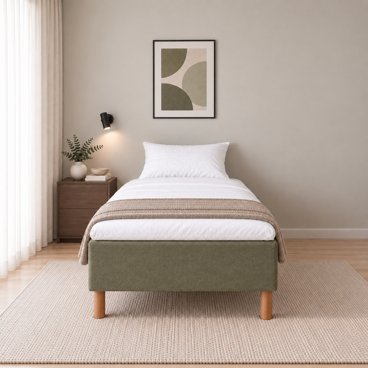 Hotel Basic Pocket runkosänky 120x200 cm, Thomas 20 vihreä modernissa makuuhuoneessa suoraan jalkopäästä kuvattuna. Sisustushavainnekuva; Hotel Plus -petauspatja sisältyy hintaan, vuodevaatteet eivät.