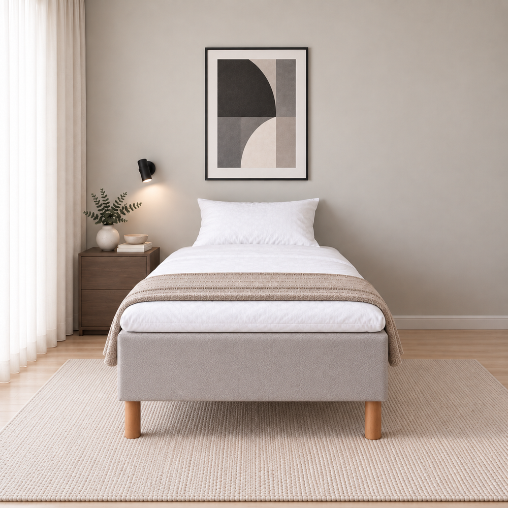 Hotel Basic Pocket runkosänky 120x200 cm, Vogue 14 vaaleanharmaa modernissa makuuhuoneessa suoraan jalkopäästä kuvattuna. Sisustushavainnekuva; Hotel Plus -petauspatja sisältyy hintaan, vuodevaatteet eivät.