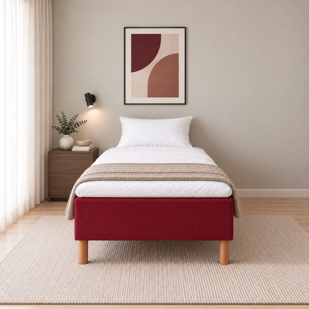 Hotel Basic Pocket runkosänky 120x200 cm, Vogue 7 punainen modernissa makuuhuoneessa suoraan jalkopäästä kuvattuna. Sisustushavainnekuva; Hotel Plus -petauspatja sisältyy hintaan, vuodevaatteet eivät.