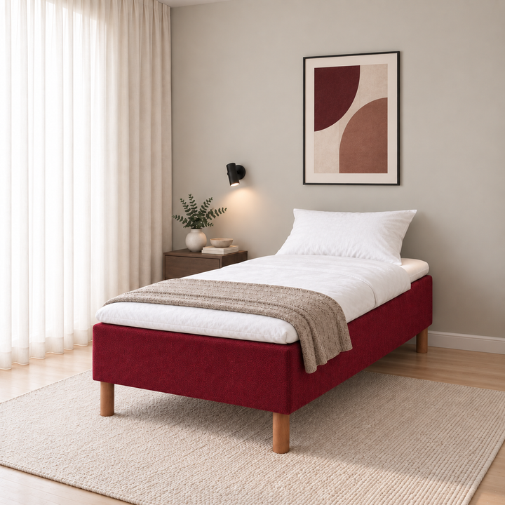 Hotel Basic Pocket runkopatja, No Problem 120x200 cm, Vogue 7 punainen modernissa makuuhuoneessa viistosti jalkopäästä kuvattuna. Sisustushavainnekuva; petauspatja ja vuodevaatteet eivät sisälly runkopatjaan.