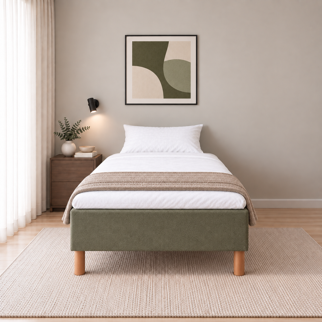 Hotel Basic Pocket runkosänky 140x200 cm, Thomas 20 vihreä modernissa makuuhuoneessa, suoraan jalkopäästä kuvattuna. Yksi tyyny. Sisustushavainnekuva; Hotel Plus -petauspatja sisältyy hintaan, vuodevaatteet eivät.