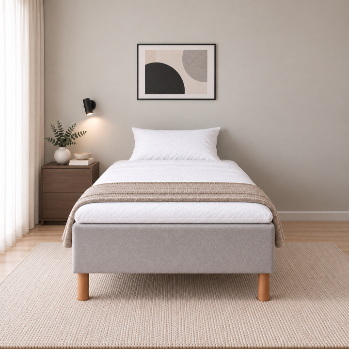 Hotel Basic Pocket runkopatja, No Problem 140x200 cm, Vogue 14 vaaleanharmaa modernissa makuuhuoneessa, suoraan jalkopäästä kuvattuna. Yksi tyyny. Sisustushavainnekuva; petauspatja ja vuodevaatteet eivät sisälly runkopatjaan.