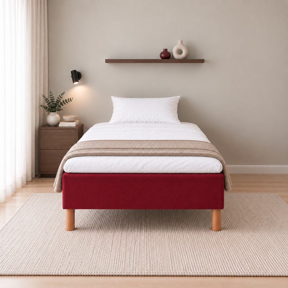 Hotel Basic Pocket runkopatja, No Problem 140x200 cm, Vogue 7 punainen modernissa makuuhuoneessa, suoraan jalkopäästä kuvattuna. Yksi tyyny. Sisustushavainnekuva; petauspatja ja vuodevaatteet eivät sisälly runkopatjaan.